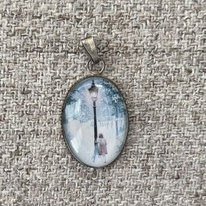 Narnia Lucy Vintage-Style Oval Necklace Pendant